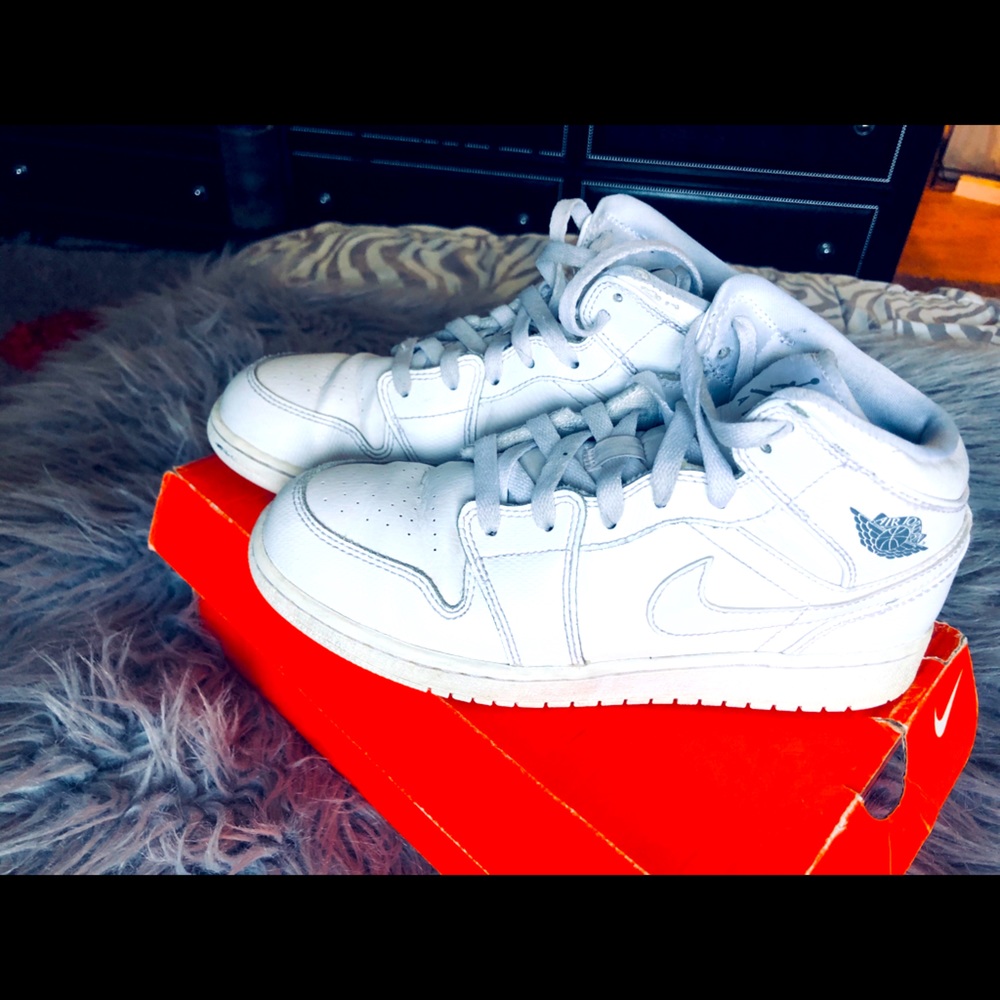 White nike shoes kids size